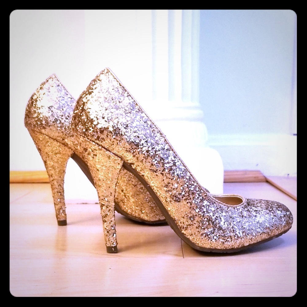 CANDIES- NWOT- Gold Pumps
